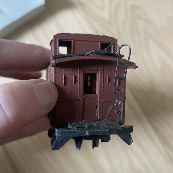 AHM Santa Fe A.T. & S. F. 7240 Cupola Caboose HO Scale With Box Train - Picture 7 of 8